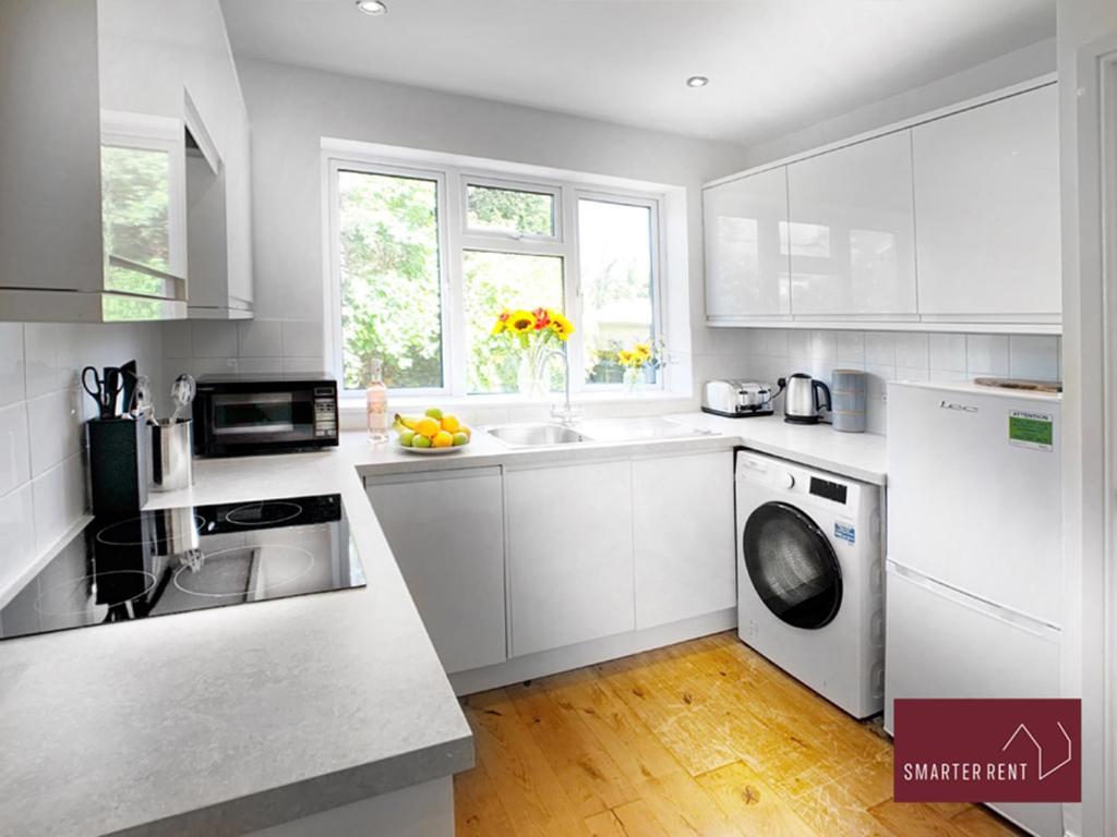 Sunninghill Village - 2 Bed - Parking And Garden Ascot  Bagian luar foto